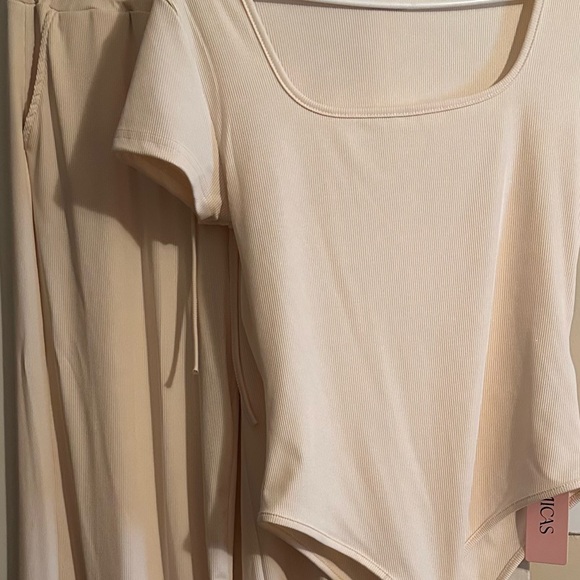 Short Sleeve Bodysuit And Drawstring Wide Leg Trouser Set - Picture 6 of 7